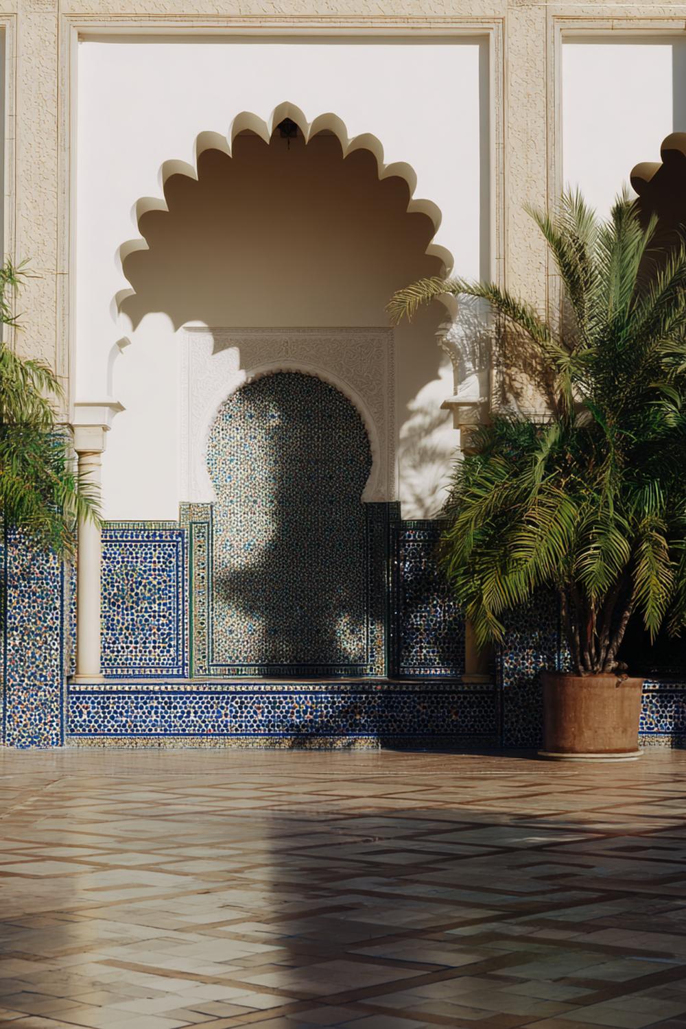 26. Spiegelwand mit marokkanischen Moorish-Bögen und Zellige-Fliesen