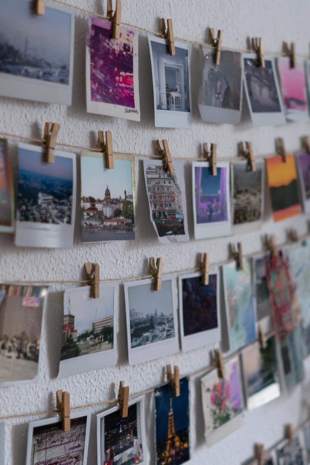 28. Spiegelwand mit Fotostreifen, Polaroids und Korkleisten