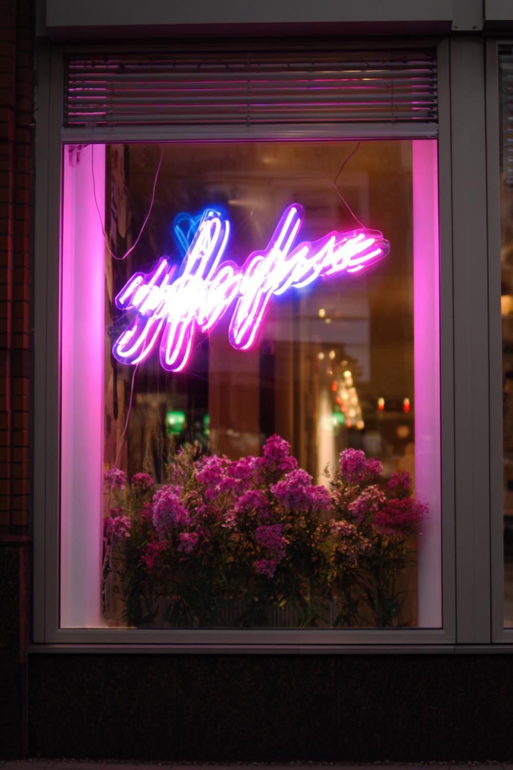 29. Spiegelwand mit Neon-Schriftzug und Hochglanzlack