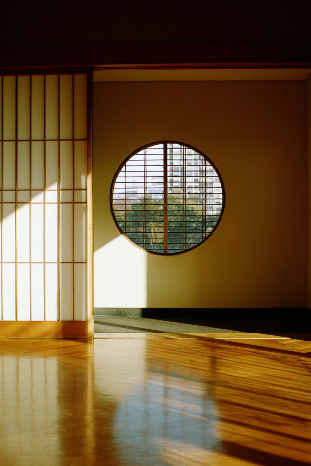 30. Spiegelwand im Japandi-Stil mit Shoji-Rahmen und Zen-Steingarten
