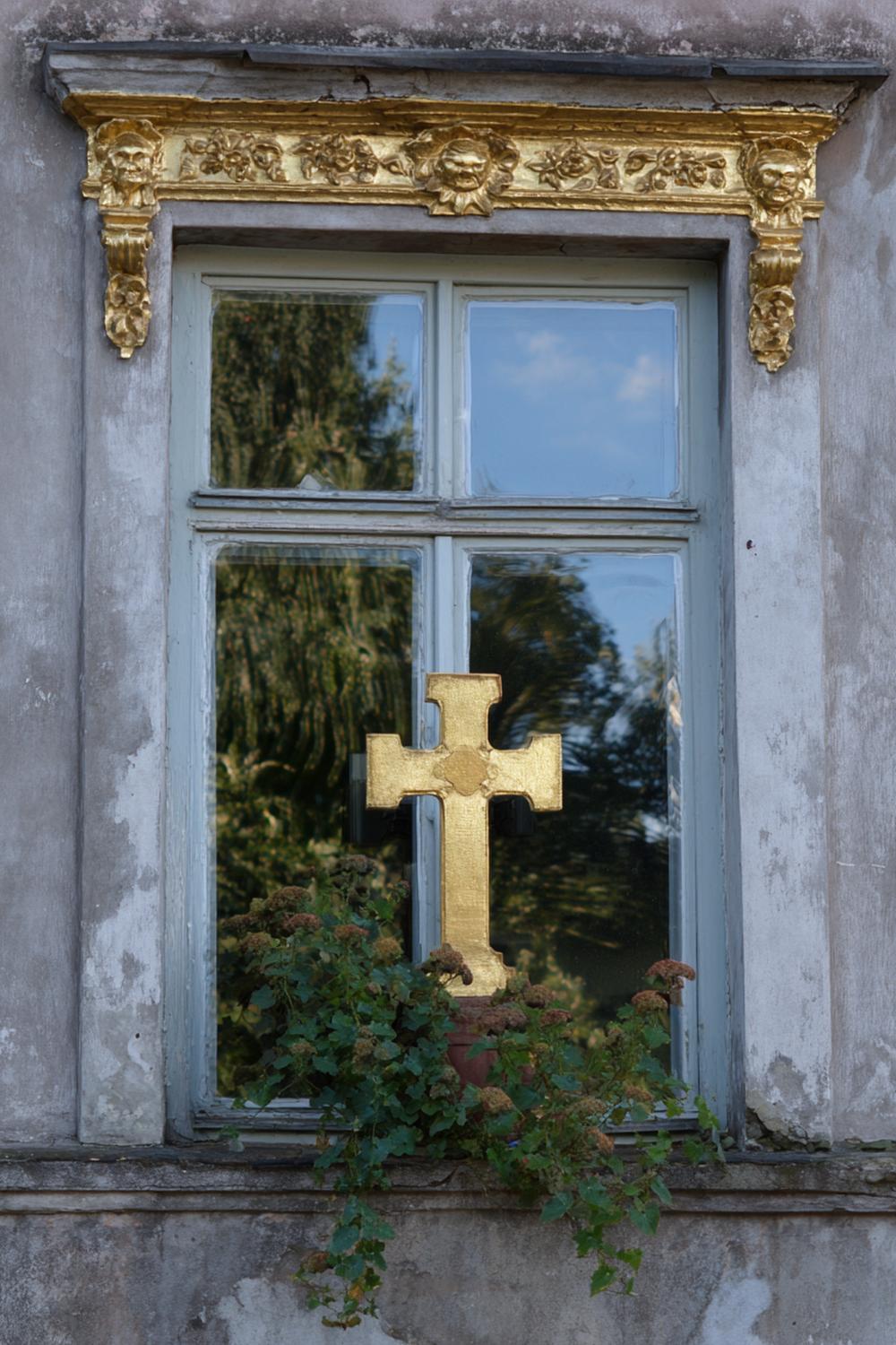 6. Spiegelwand mit Fensterkreuz-Spiegeln und Leinenvorhang