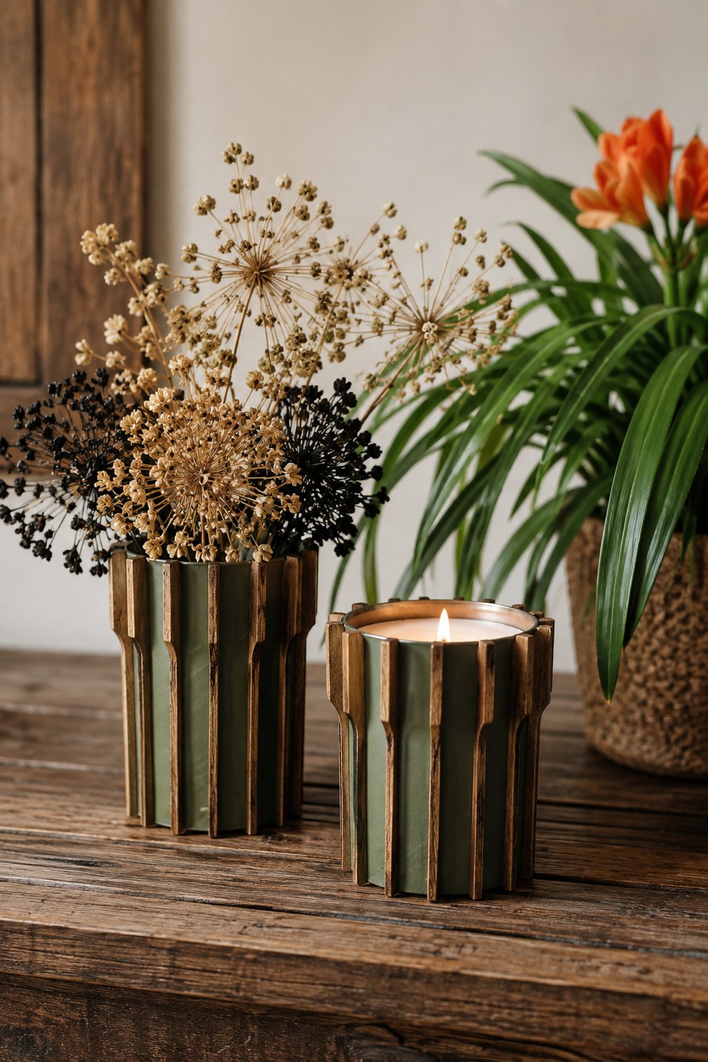 Geriffelte, dunkelgrün bemalte Tablettenflaschen als Vase und Windlicht mit getrockneten Blüten