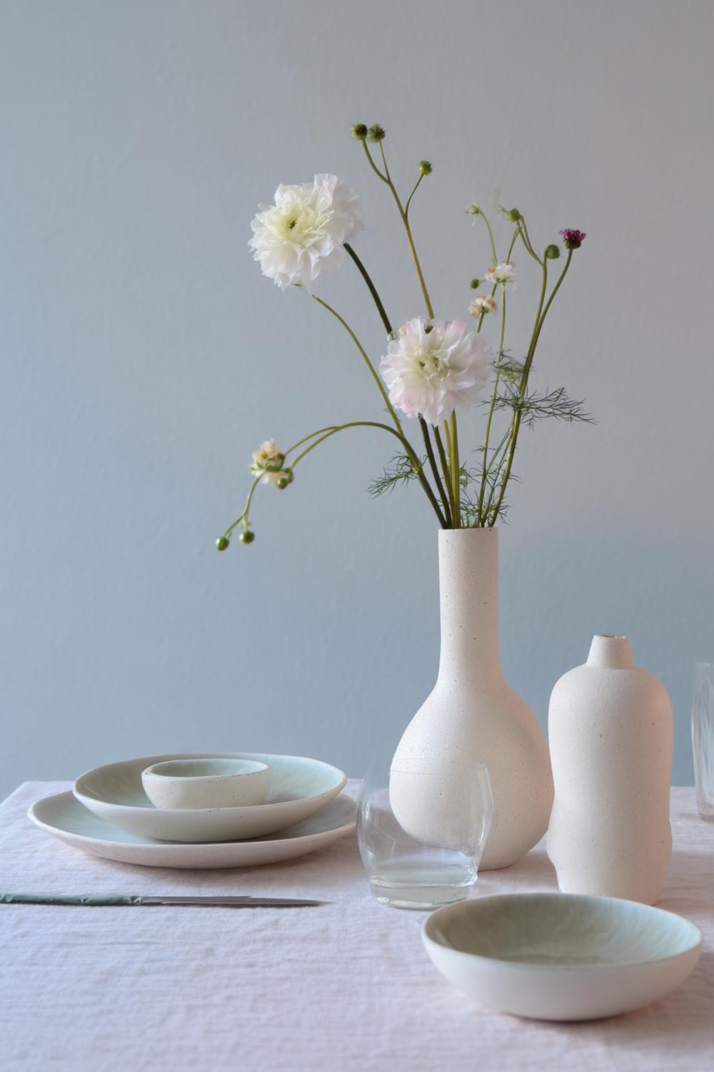 10. Tischdeko minimalistisch mit Steinzeug und Einzelblüten