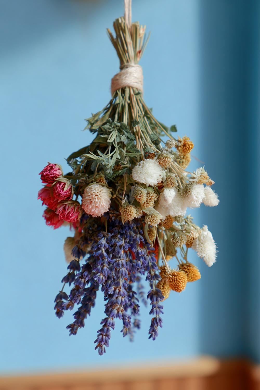 21. Trockenblumen Duftdekoration mit getrockneten Kräutern und Lavendel