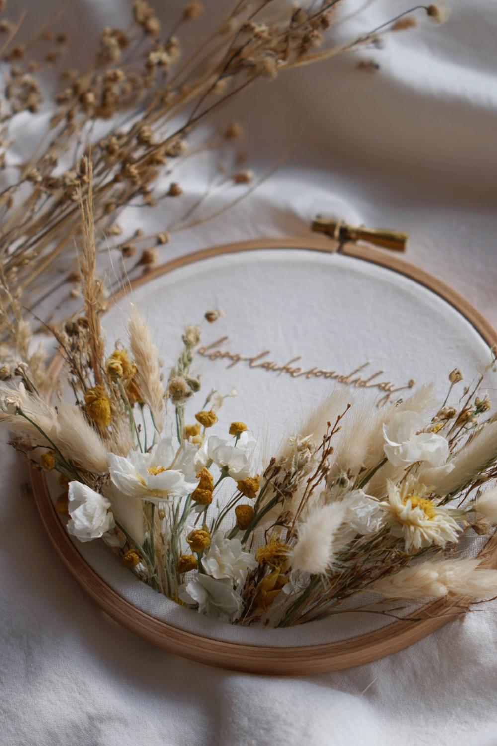 23. Trockenblumen Lettering-Hoop mit Kalligraphie auf Transparentpapier
