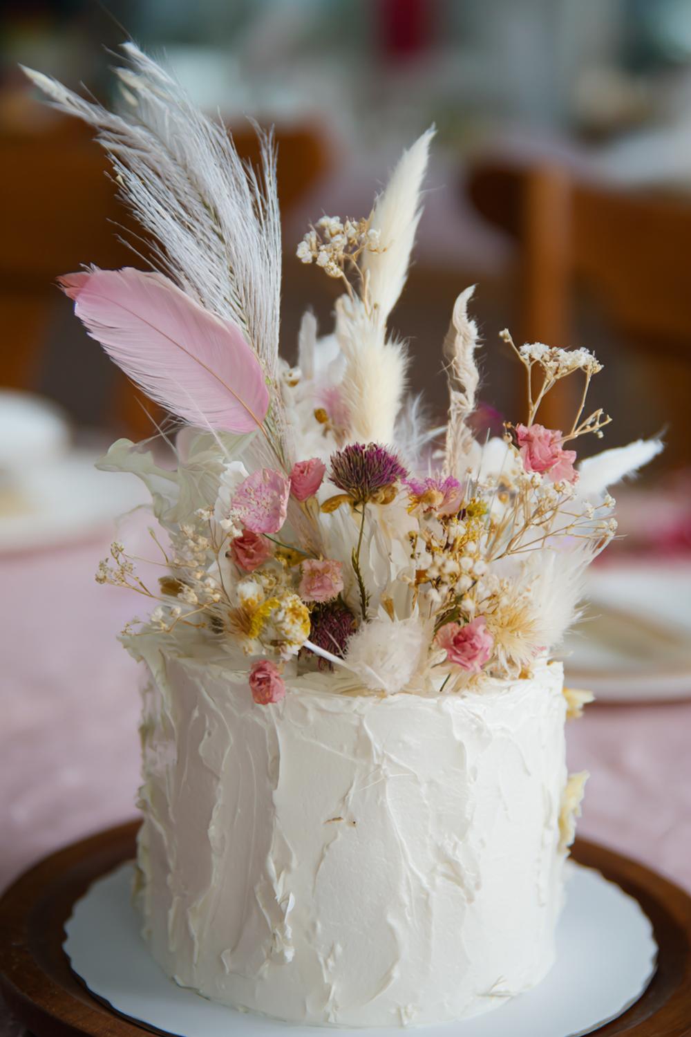 24. Trockenblumen Cake-Topper mit zarten Gräsern und Baby’s Breath