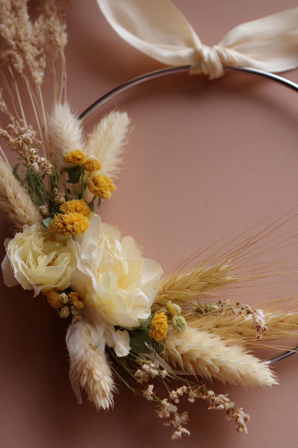4. Trockenblumen Wandschmuck im Metallring mit Seidenband und Eukalyptus