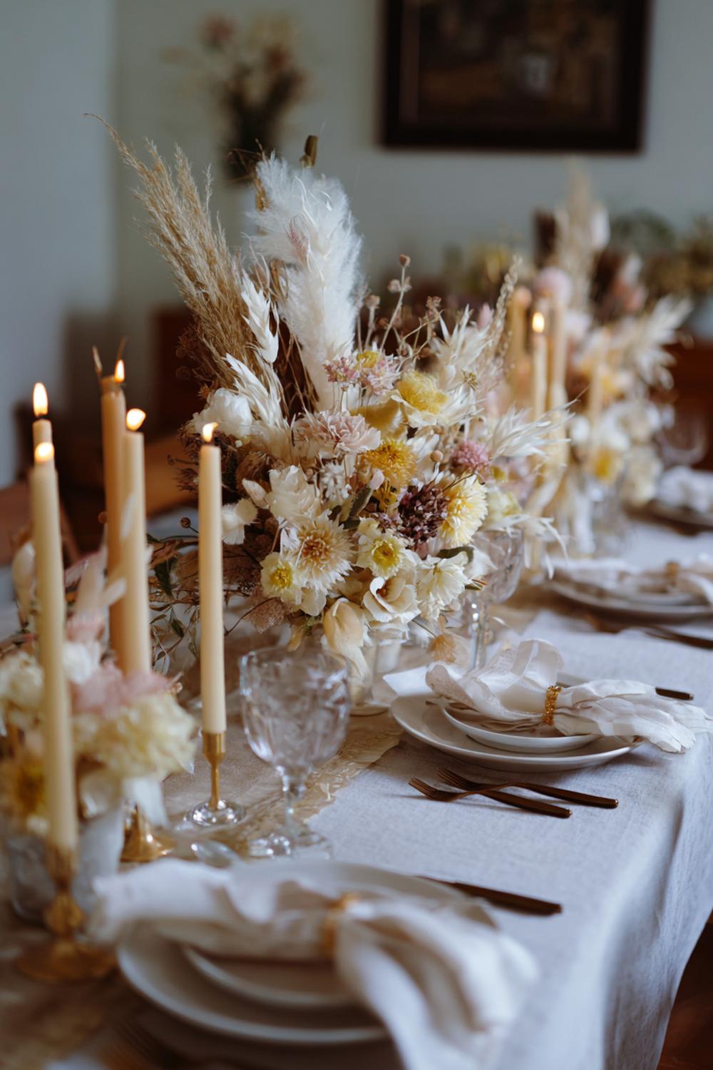 5. Trockenblumen Tafelgesteck mit Stabkerzen und Leinenläufer