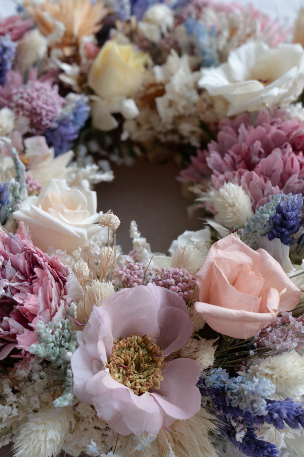 9. Trockenblumen Adventskranz in Pastell mit Samtbändern