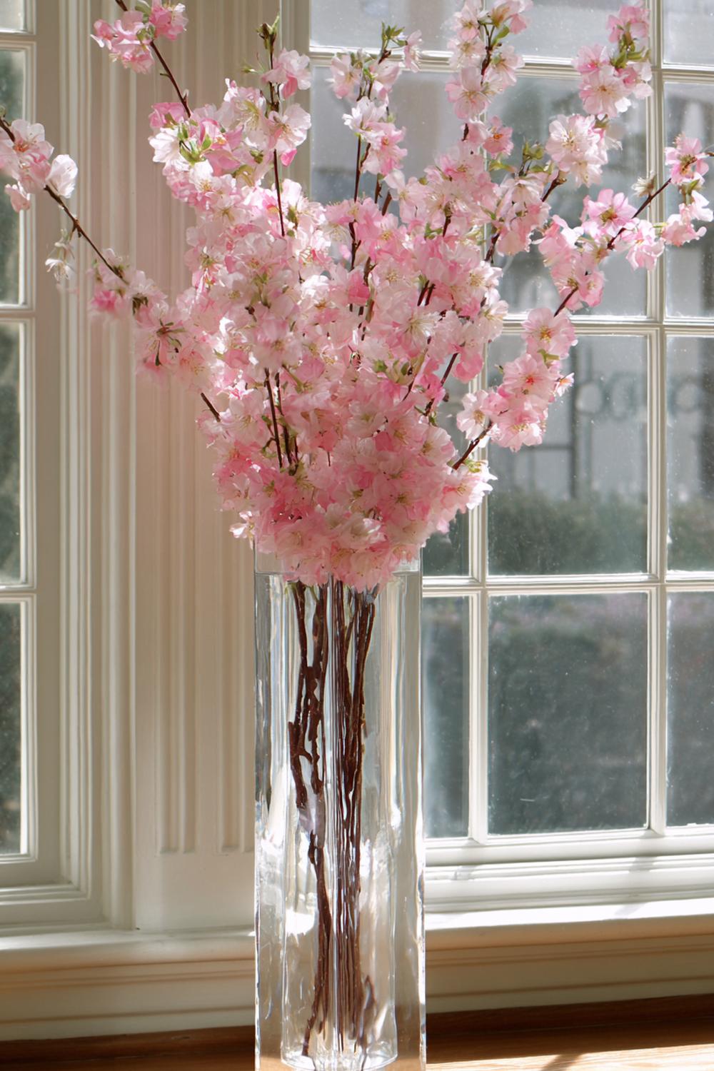 5. Frühlingshafte Vasen Deko mit Zweigen von Kirschblüte im hohen Klarglas