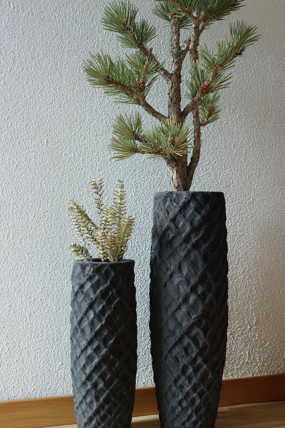 7. Japanisch inspirierte Vasen Deko mit Zweigen von Kiefer in flacher Ikebana-Schale