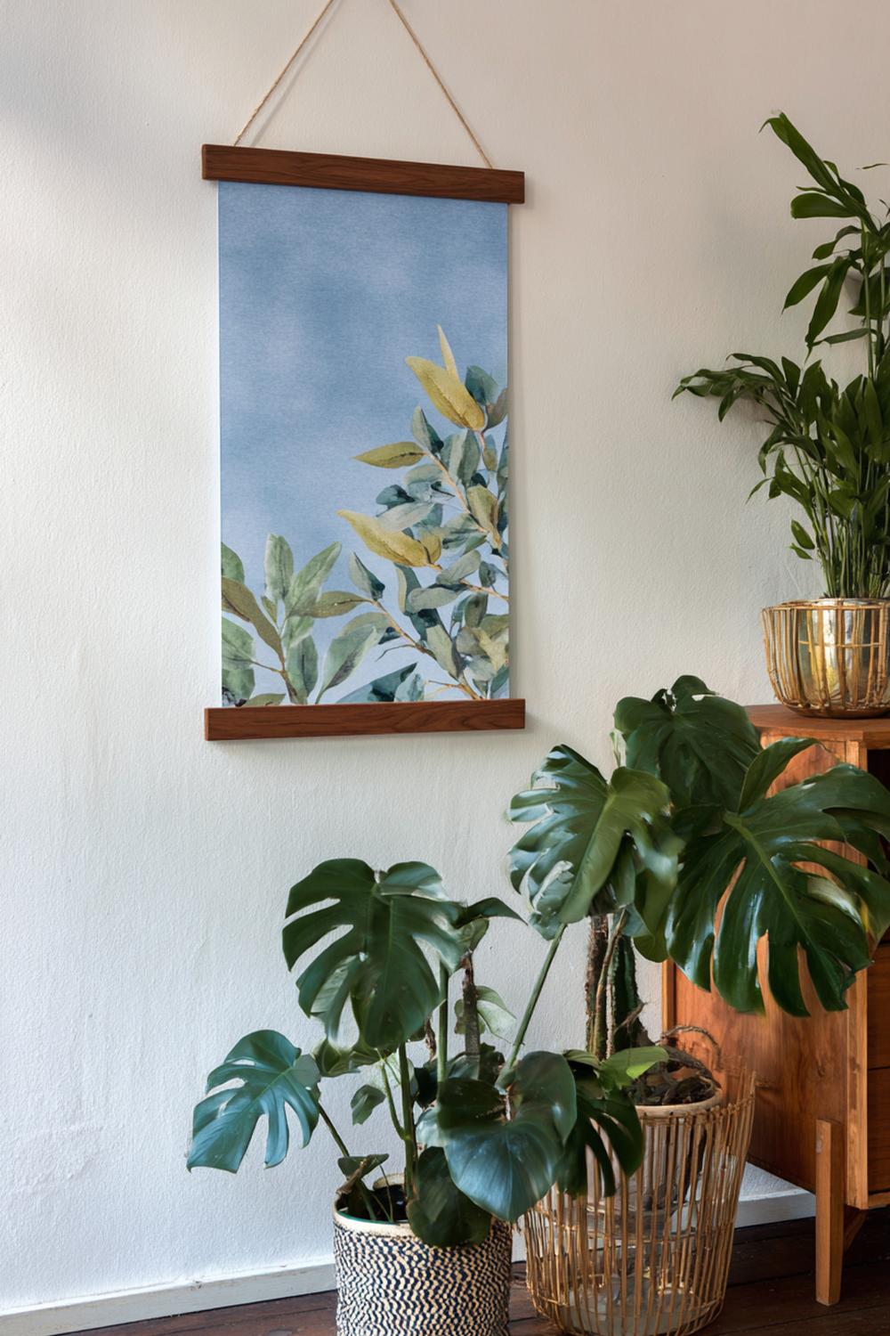 11. Wanddeko ohne Bohren mit Textil-Posterleisten aus Nussbaum und zartem Leinenprint