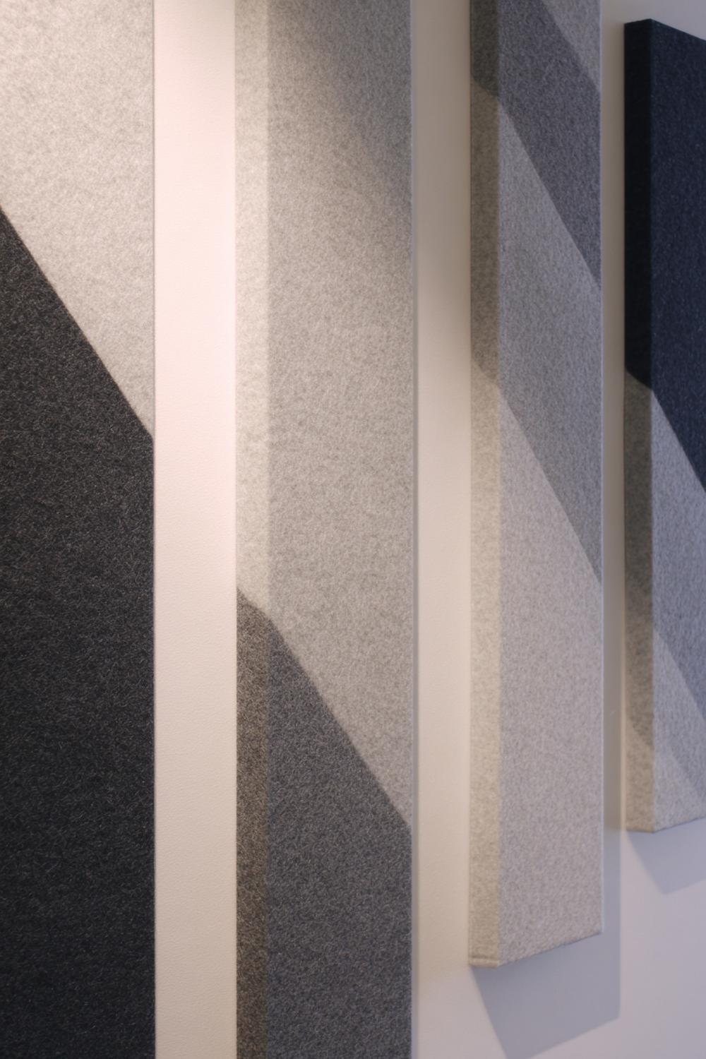22. Wanddeko ohne Bohren mit akustischen Filz-Panels in Grau-Melange und diagonaler Anordnung