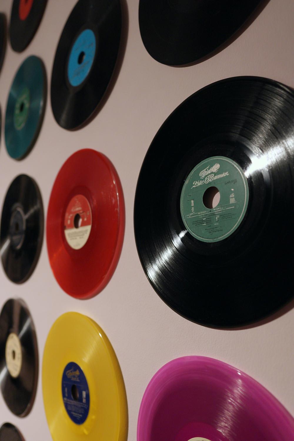 27. Wanddeko ohne Bohren mit Vintage-Schallplatten in Hochglanz und klaren Klebepads