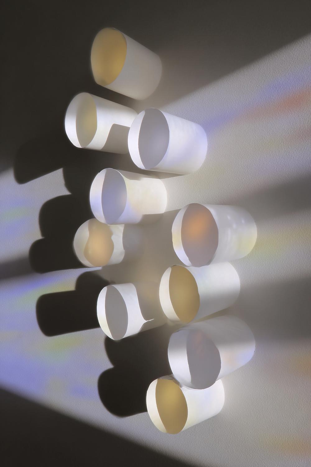 32. Wanddeko ohne Bohren mit Schattenspiel aus Projektorlampe und runden Papierfächern