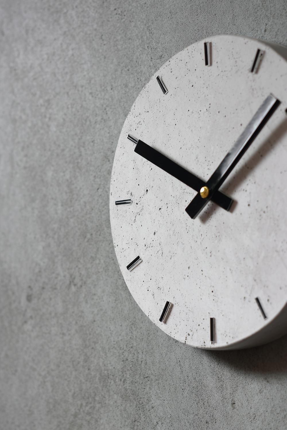 34. Wanddeko ohne Bohren mit Statement-Uhr in Betonoptik und leisen, klebbaren Halterungen