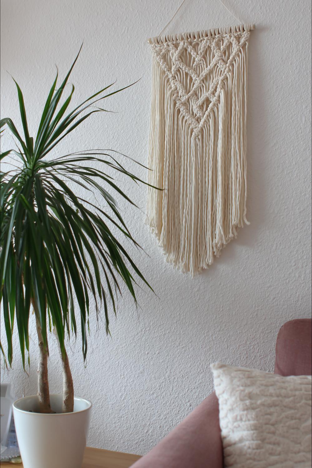 6. Wanddeko ohne Bohren mit Makramee-Wandbehang in Naturton und Quasten, gehalten von Klemmstange