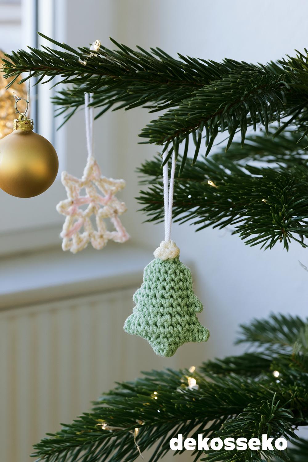 Gehäkelter Tannenbaum und Schneeflocke