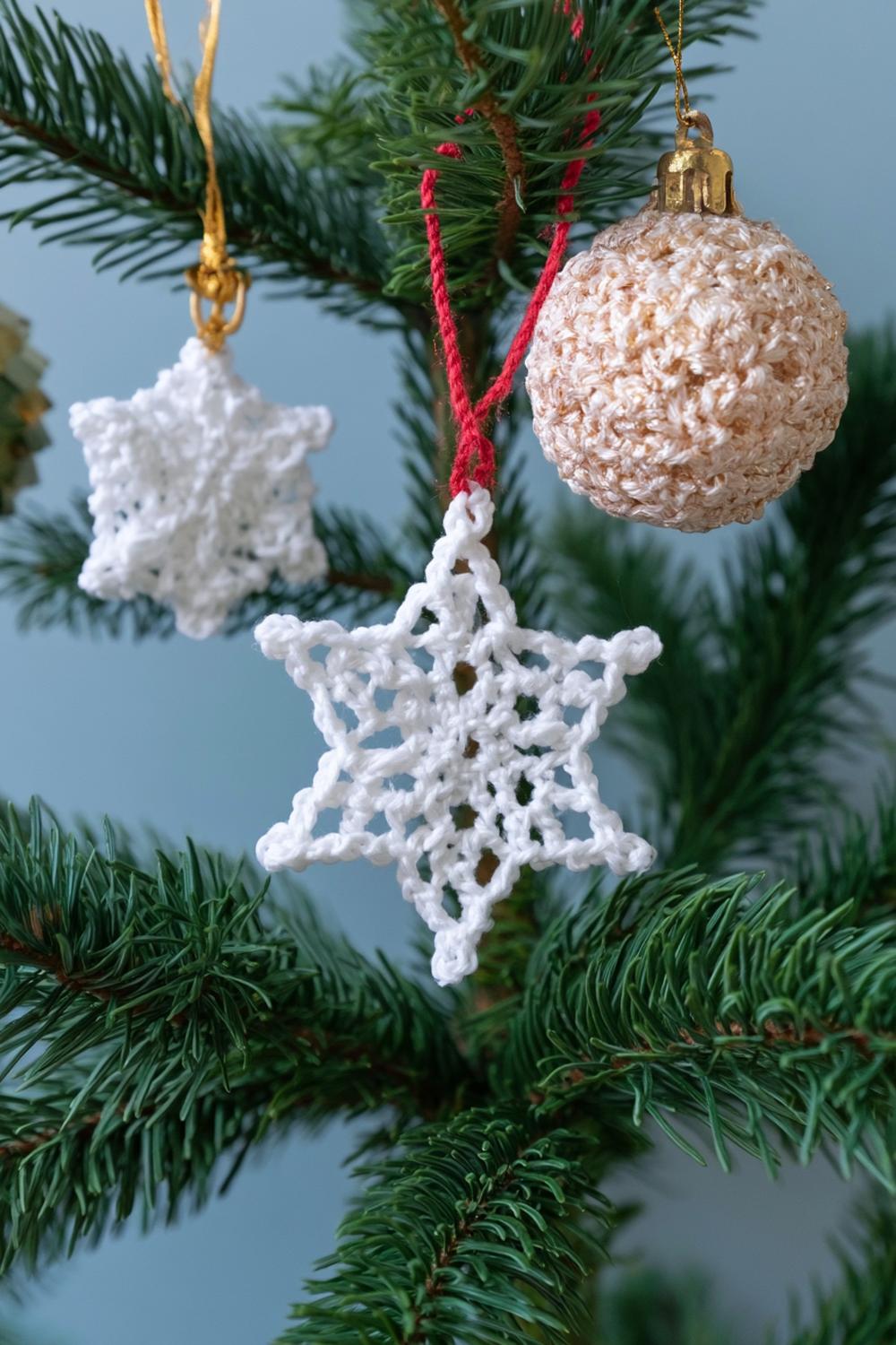 Schneeflocke und gehäkelte Christbaumkugel