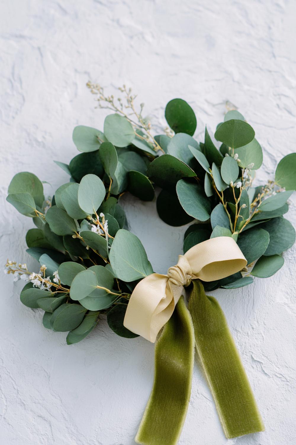 12. Weihnachtsdeko minimalistisch Wohnung: Türkranz aus Eukalyptus mit schmalem Samtband in Salbei