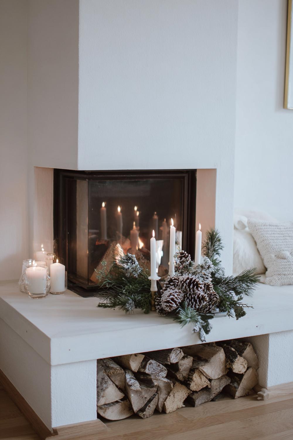 13. Weihnachtsdeko minimalistisch Wohnung: Kamin-Sims mit asymmetrischen Kerzen und Kiefernzapfen