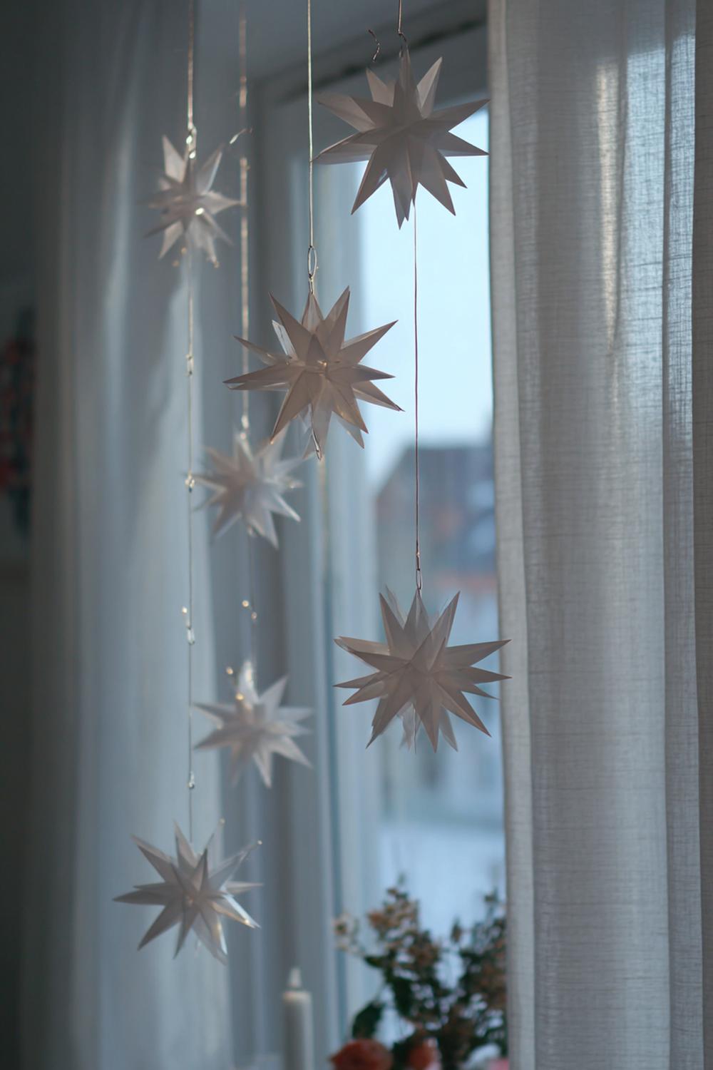 14. Weihnachtsdeko minimalistisch Wohnung: Schmale Metallsterne vor matter Glasfront