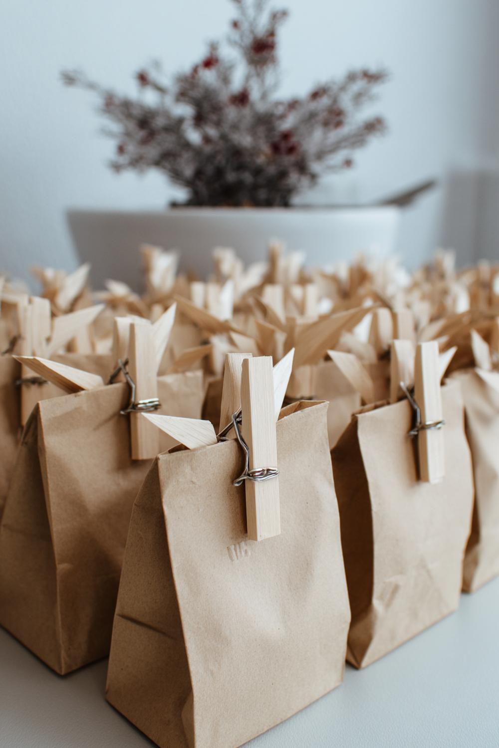 15. Weihnachtsdeko minimalistisch Wohnung: Adventskalender aus braunen Papiertüten und Holzklammern