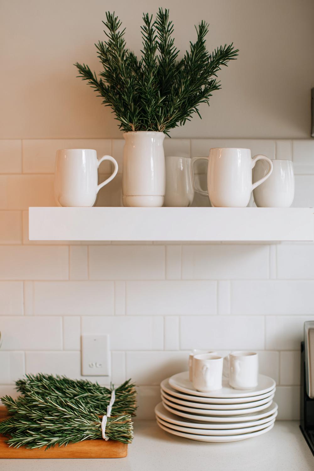 17. Weihnachtsdeko minimalistisch Wohnung: Küchenregal mit weißer Keramik und Rosmarin-Bündeln