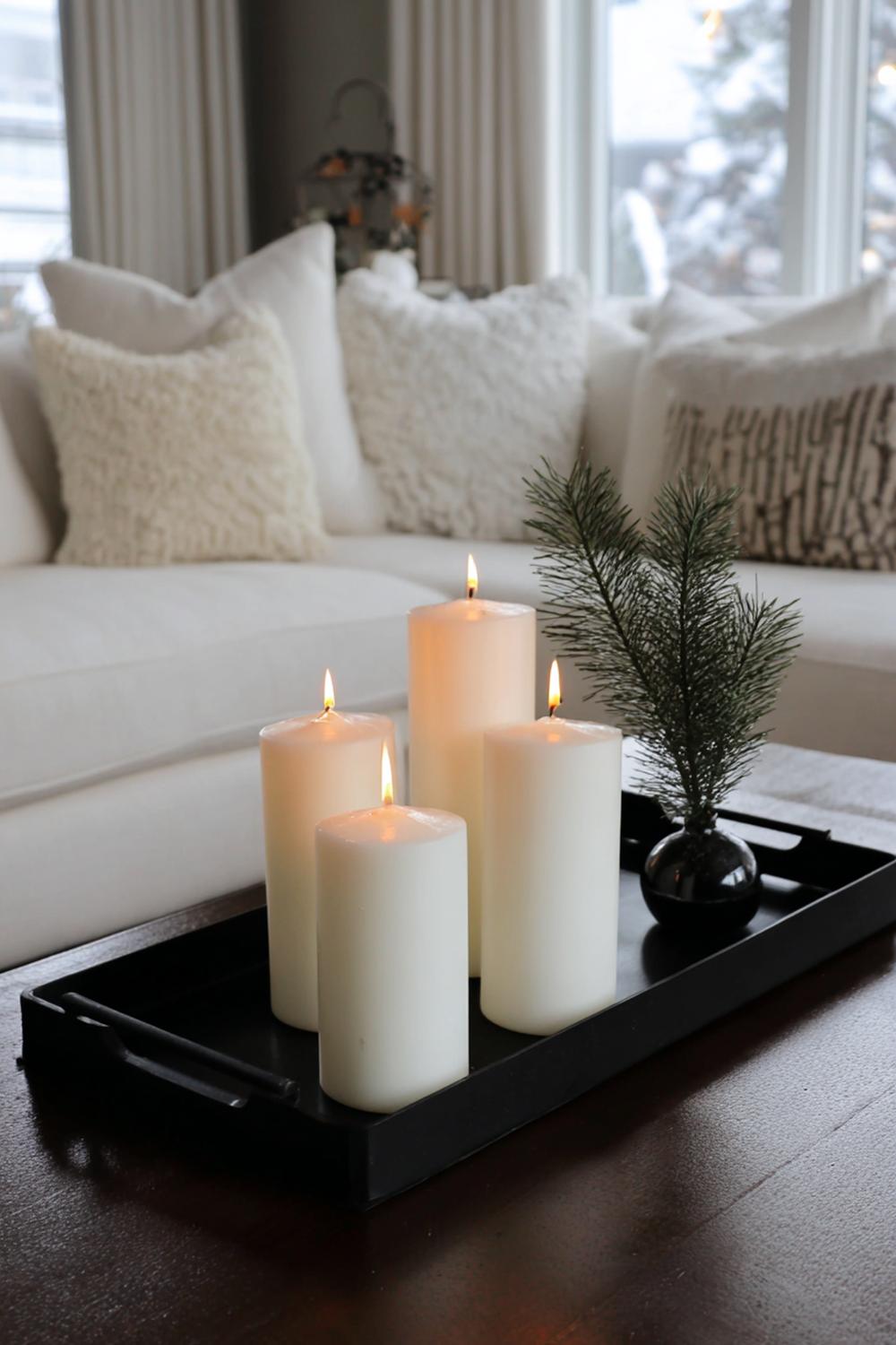 18. Weihnachtsdeko minimalistisch Wohnung: Bad-Tablett in Mattschwarz mit weißen Stumpenkerzen