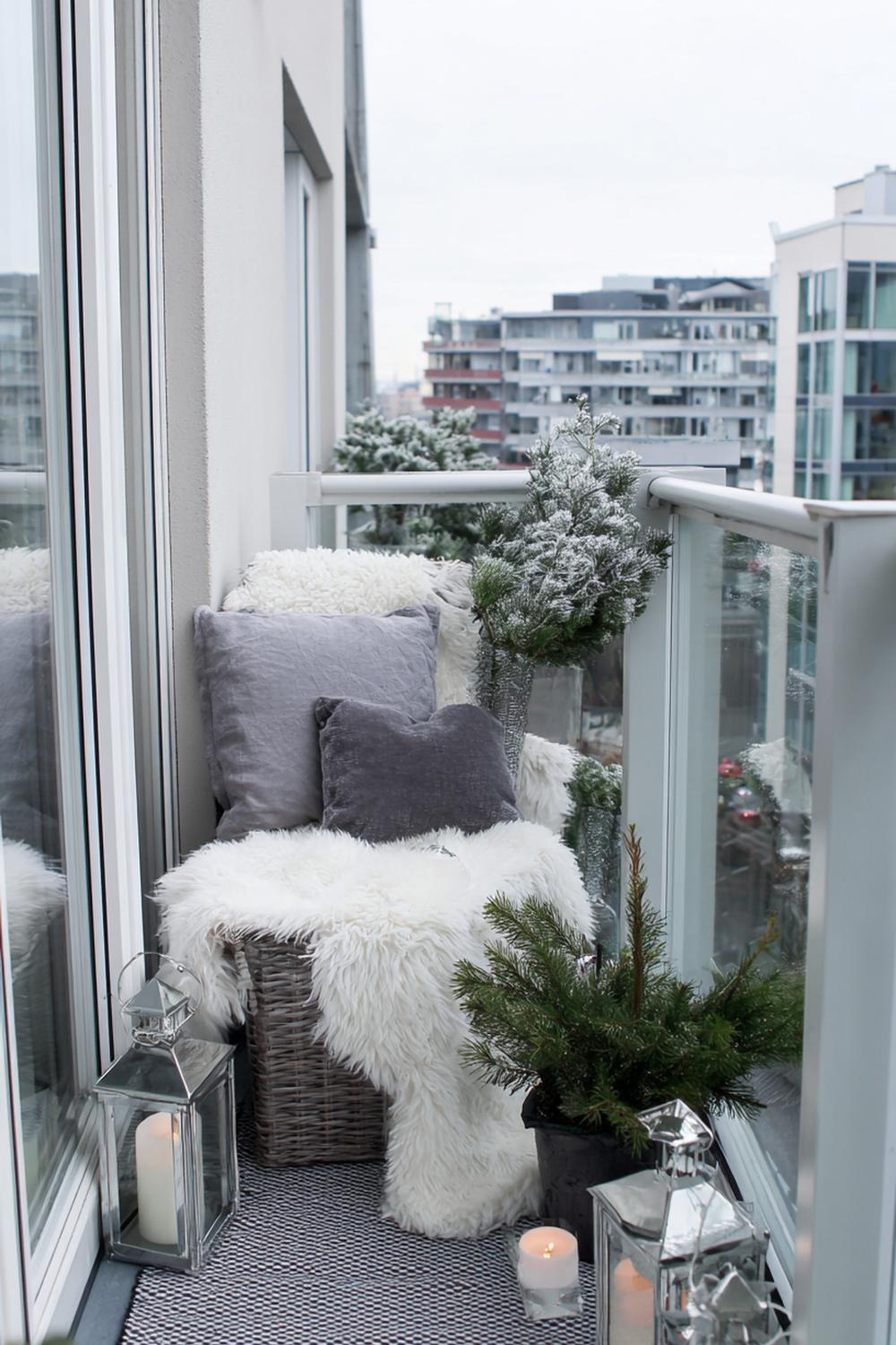 19. Weihnachtsdeko minimalistisch Wohnung: Balkon-Ecke mit Glaslaternen und grauen Filzdecken