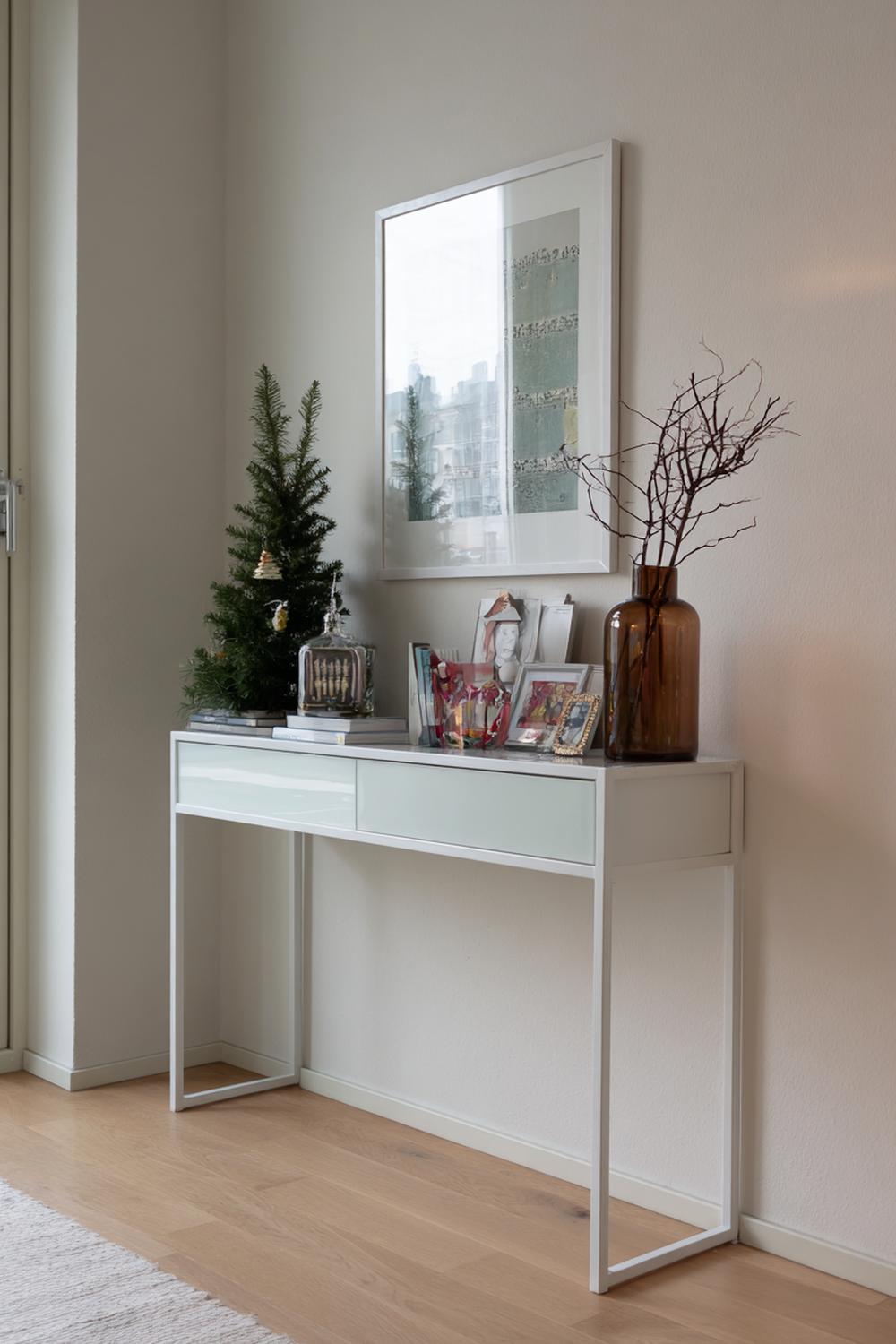 20. Weihnachtsdeko minimalistisch Wohnung: Flur-Konsole mit gerahmter Typografie und Zweig im Amberglas