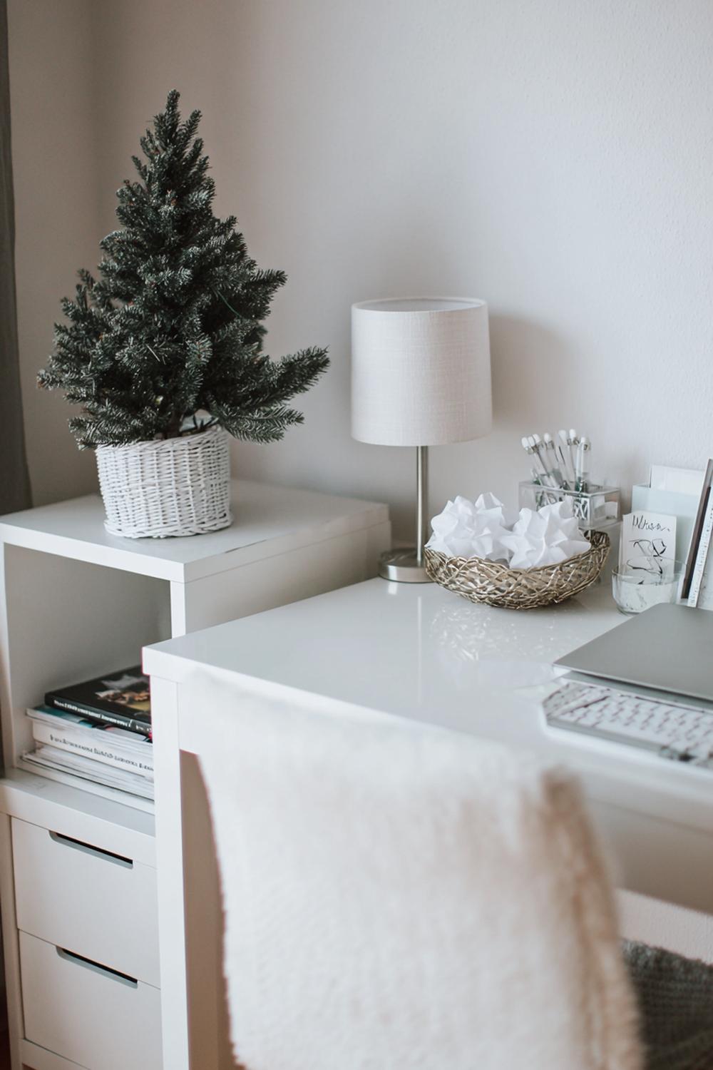 22. Weihnachtsdeko minimalistisch Wohnung: Homeoffice-Nische mit Papierbaum und Messing-Schale