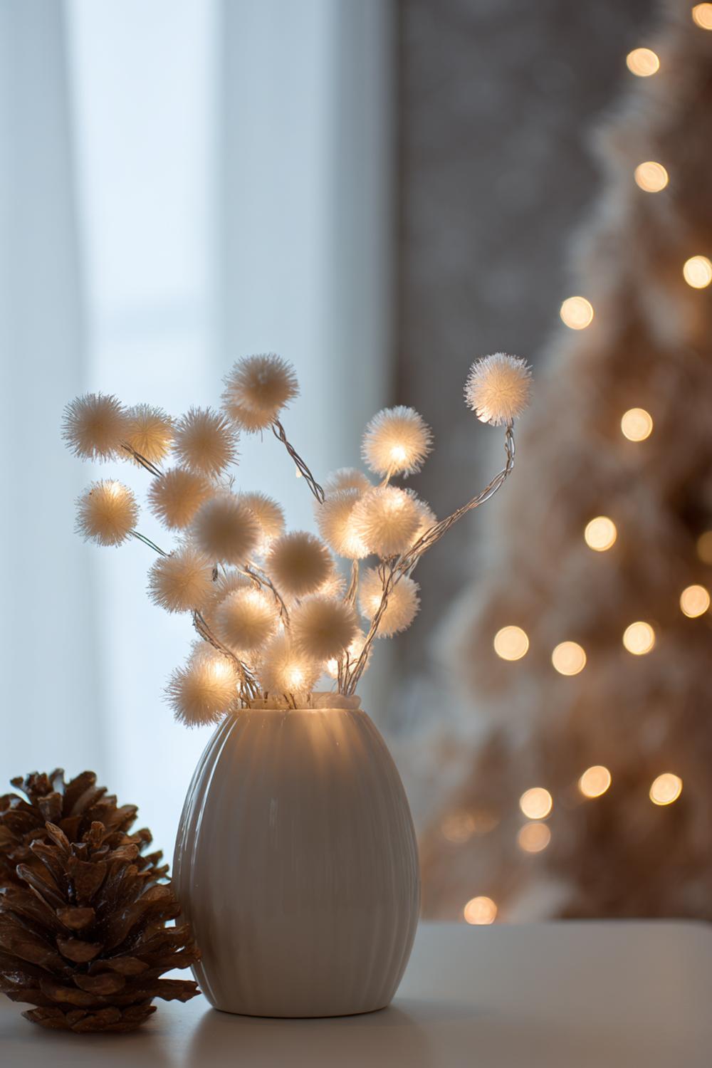 26. Weihnachtsdeko minimalistisch Wohnung: Abendstimmung mit warmweißen Micro-Lichtern und sanften Schatten