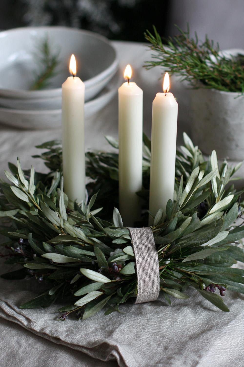 5. Weihnachtsdeko minimalistisch Wohnung: Adventskranz aus Olivenzweigen mit naturfarbenem Leinenband
