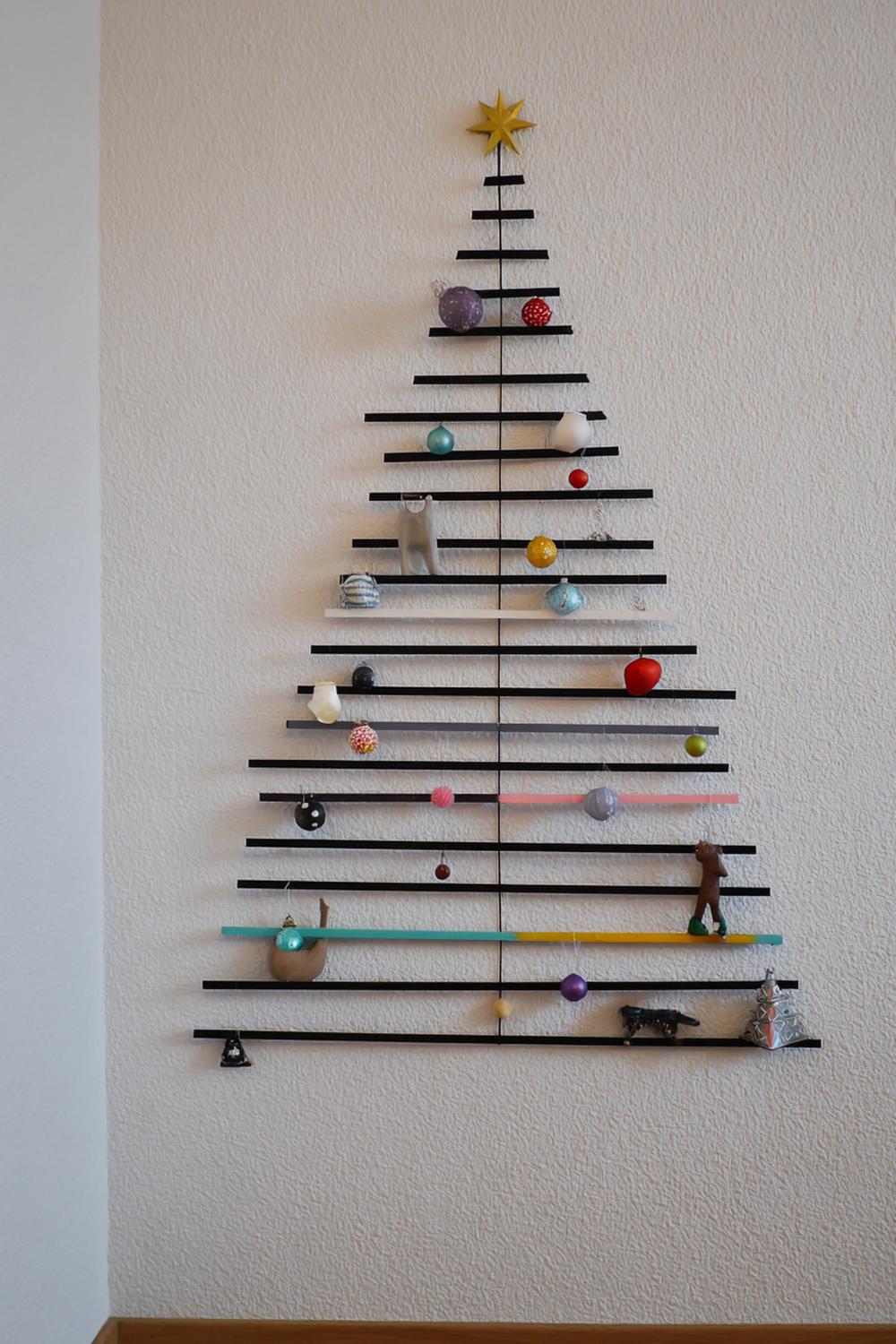 8. Weihnachtsdeko minimalistisch Wohnung: Grafischer Wandbaum aus schwarzem Washi-Tape