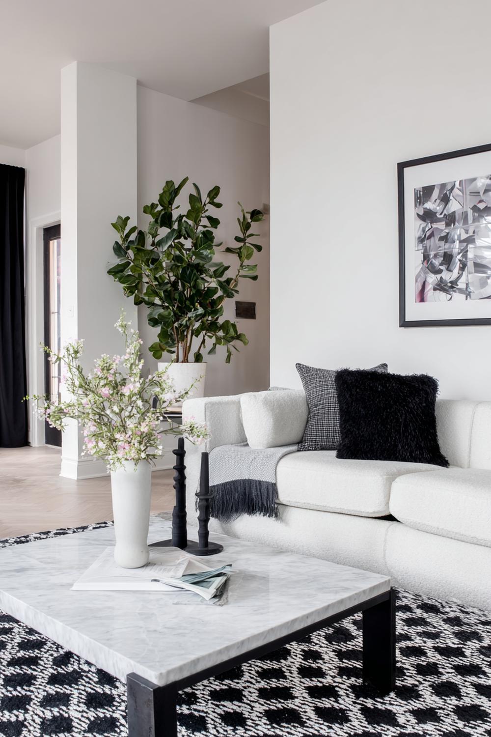 2. Moderne Wohnzimmer-Deko im Schwarz-Weiß-Kontrast mit Marmor-Couchtisch und grafischen Prints