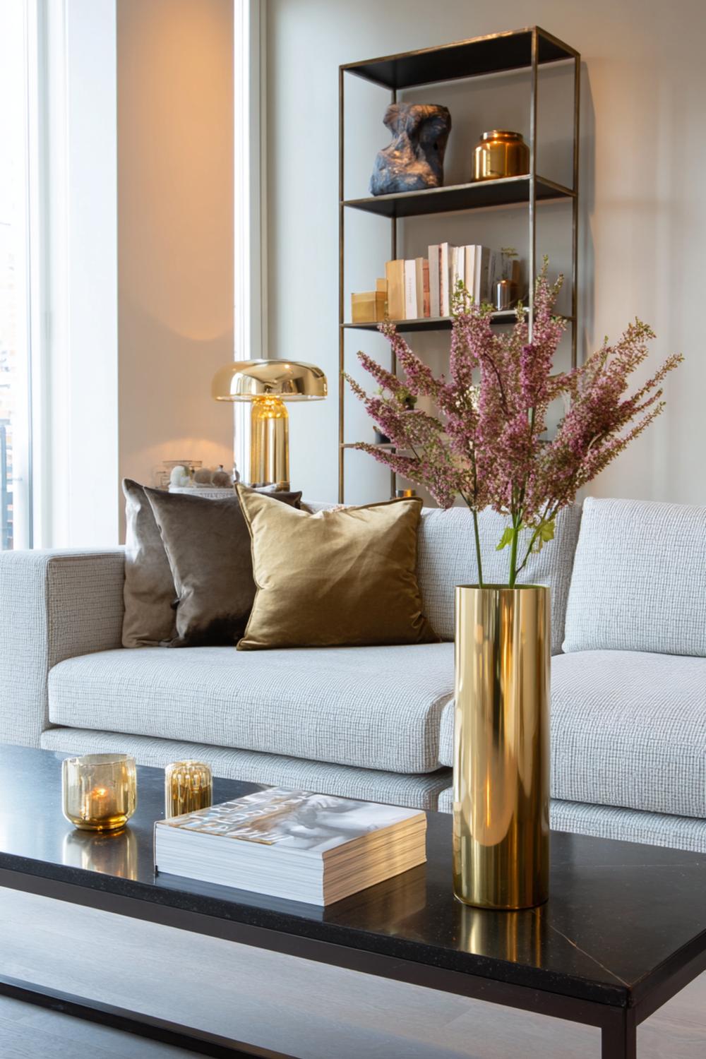 5. Moderne Wohnzimmer-Deko mit Messing-Details und Rauchglas-Pendelleuchten