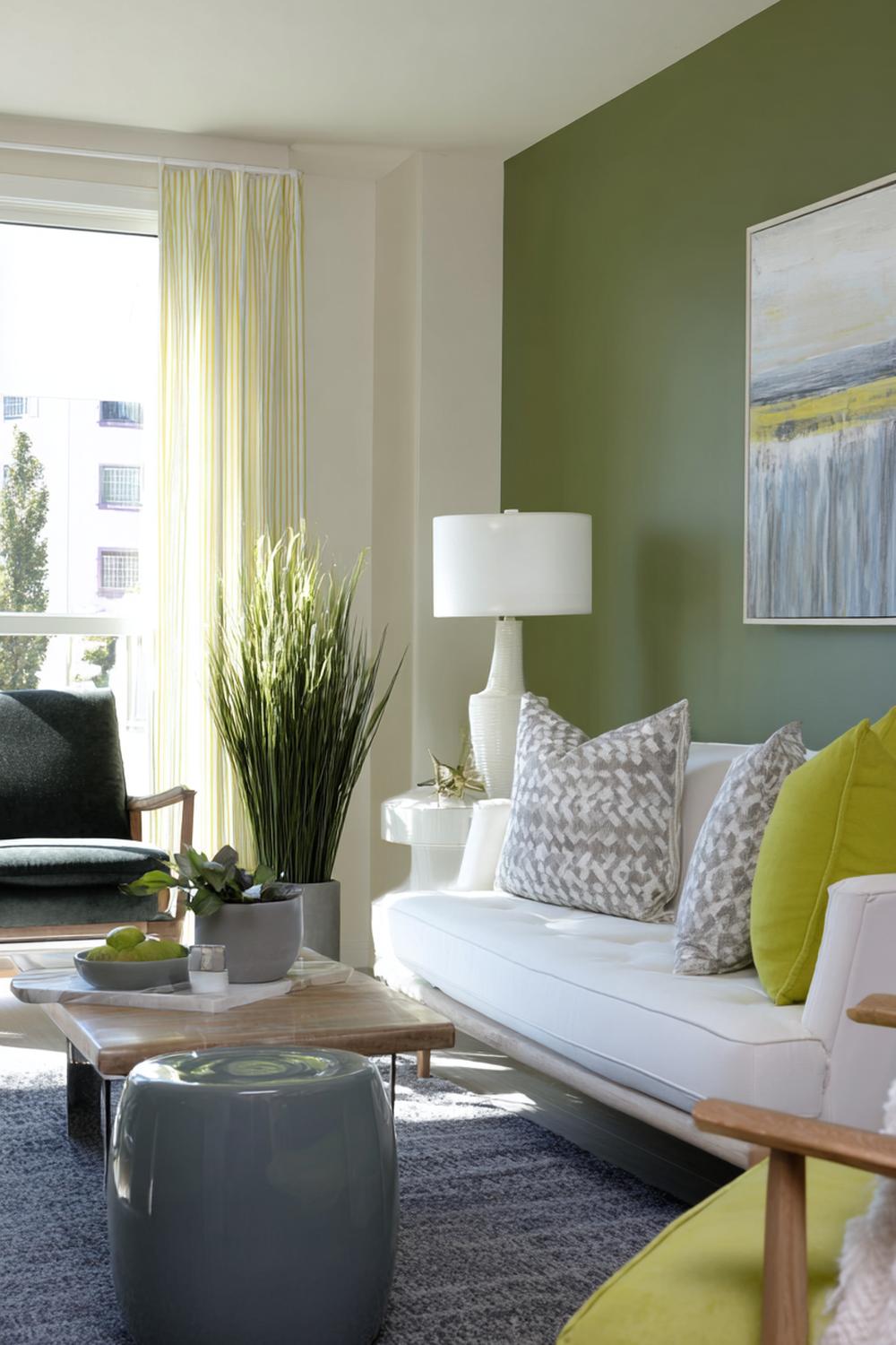 8. Moderne Wohnzimmer-Deko mit Salbeigrüner Akzentwand und Kalkputzstruktur